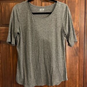 Women’s quarter sleeve v-neck